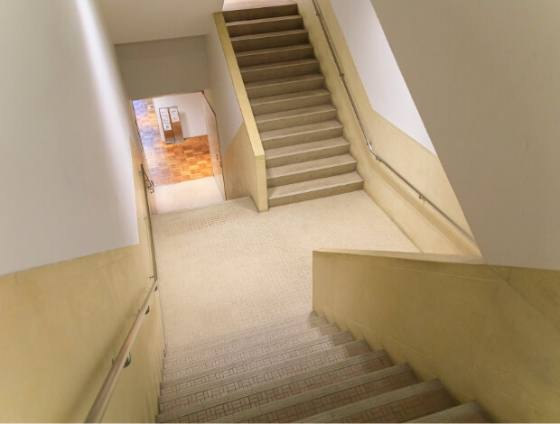 元のデザインを残した階段