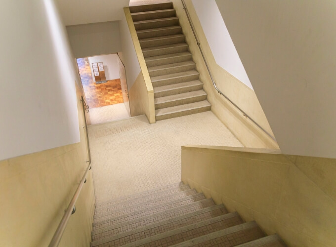 元のデザインを残した階段