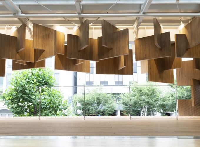 烏丸通を見下ろすテラス